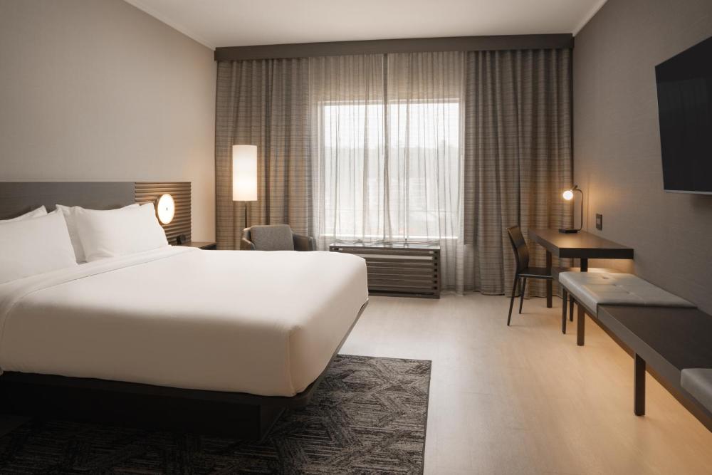 Standard King Room with One King Bed - Hearing Accessible interior