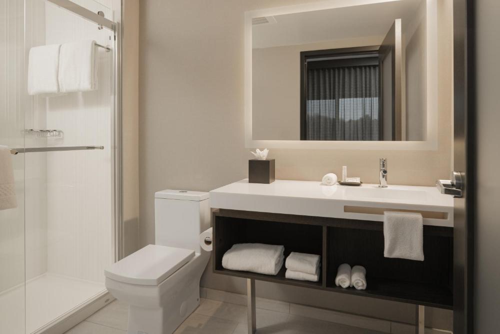One-Bedroom King Suite with Balcony interior