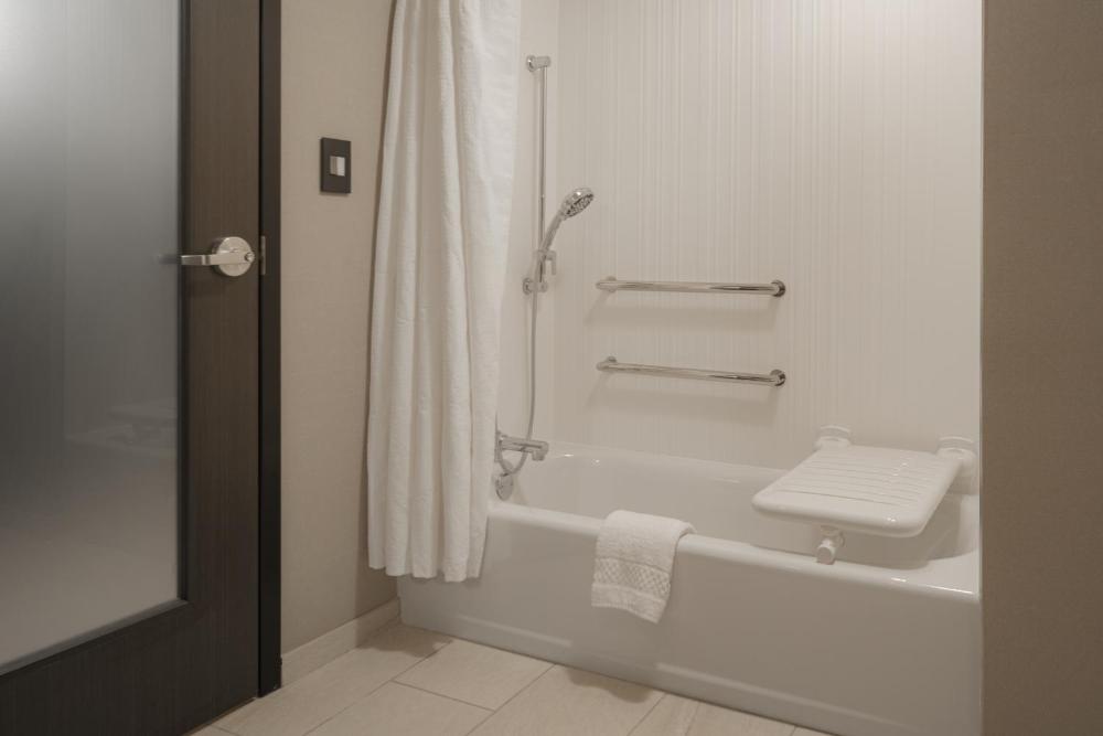 Standard Queen Room with Two Queen Beds - Hearing Accessible interior